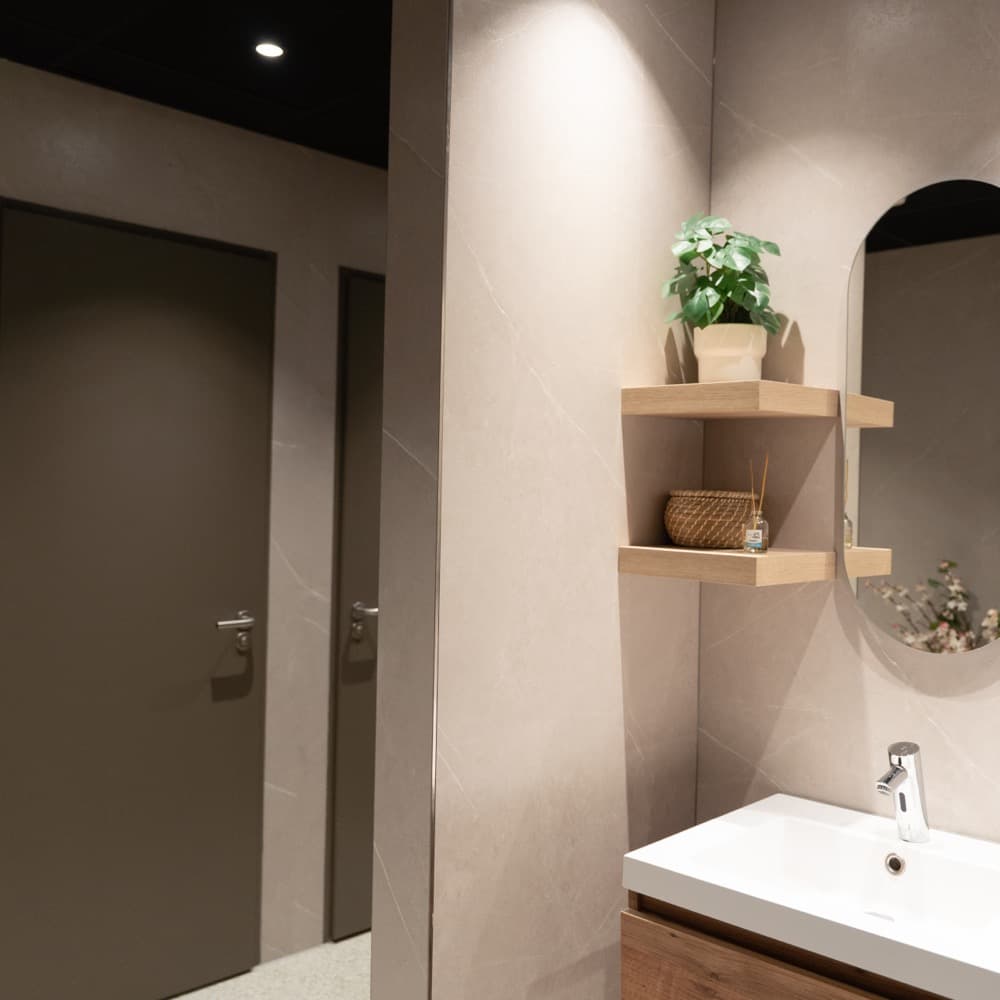 Toilet renovatie op kantoor